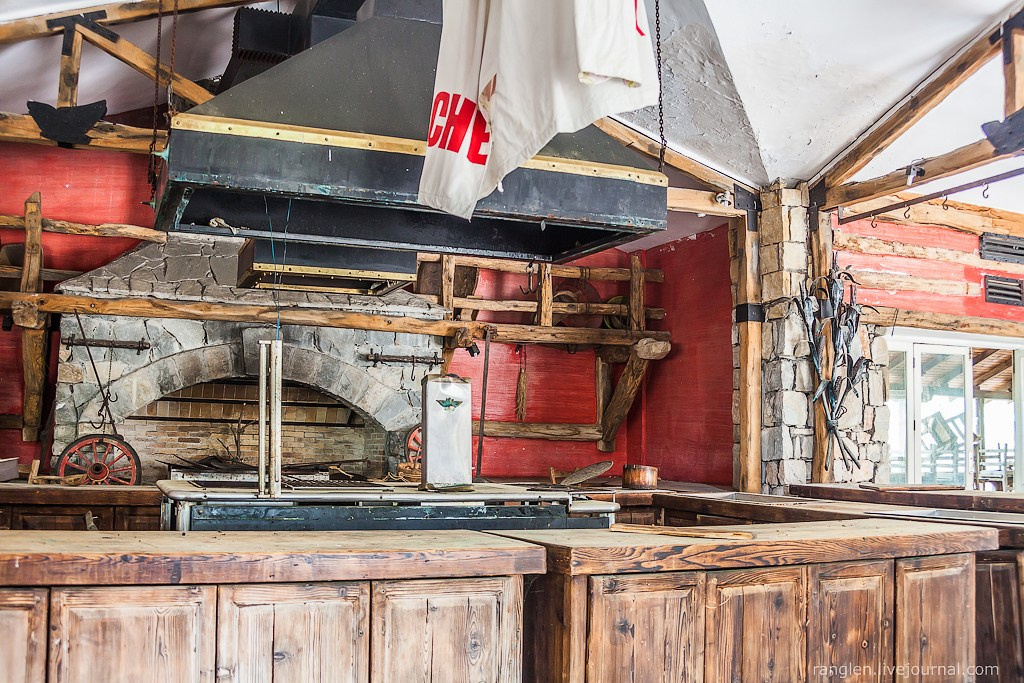 Заброшенный отель в Кемере. Фотограф Иван Губанов