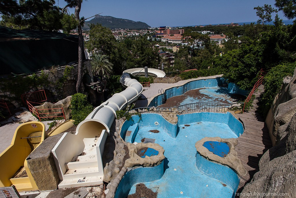 Заброшенный отель в Кемере. Фотограф Иван Губанов