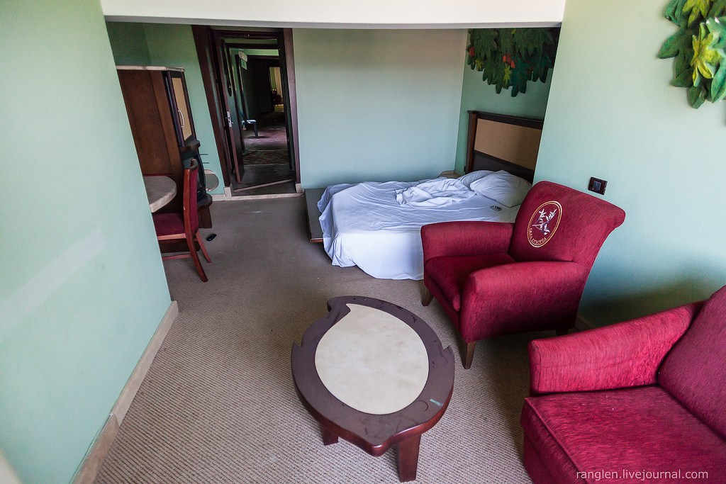 Заброшенный отель в Кемере. Фотограф Иван Губанов