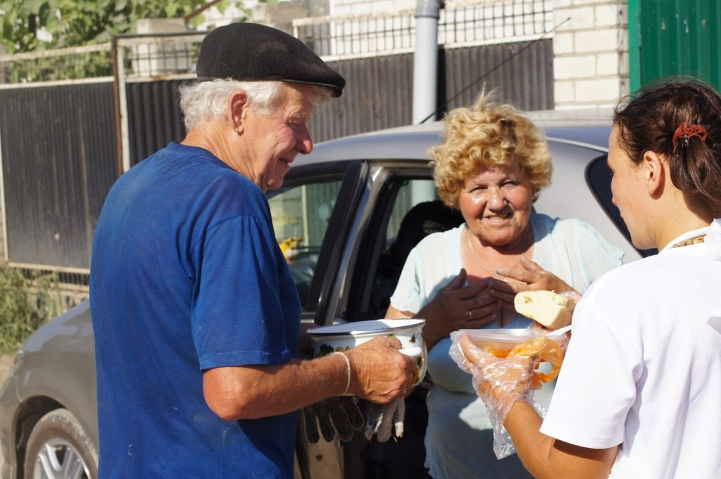 Раздача обедов в Крымске 9 июля 2012 года. Пища для Жизни