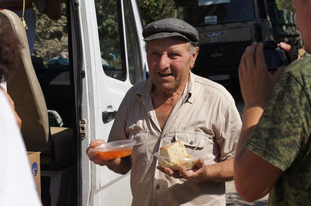 Раздача обедов в Крымске 9 июля 2012 года. Пища для Жизни