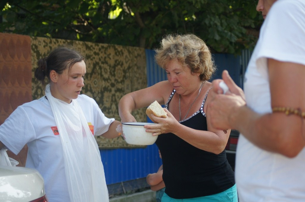 Раздача обедов в Крымске 9 июля 2012 года. Пища для Жизни
