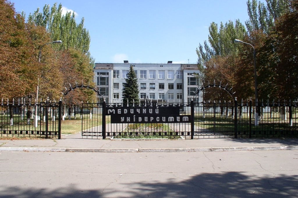 Аллея памяти погибшим медикам в Луганске