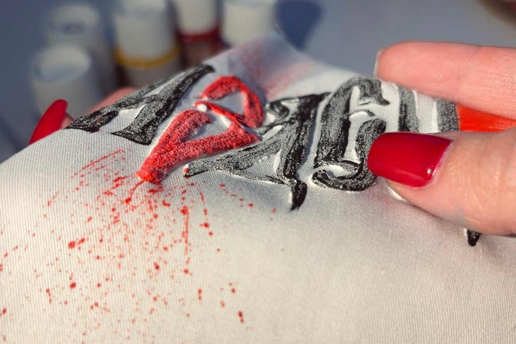 Кастомизация тканевой одежды для девушек и мужчин — ручная художественная роспись одежды на заказ с разработкой индивидуального макета