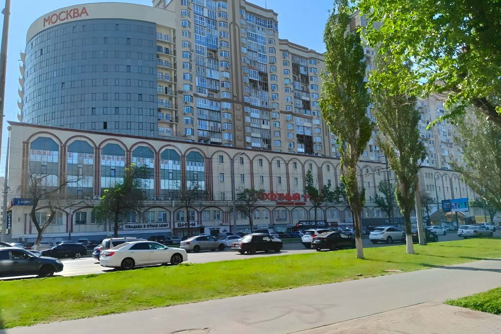 ТЦ&nbsp;«Охотный ряд» в котором находится фотостудия Фотомарис&nbsp;рядом с&nbsp;парком Гагарина в Самаре 