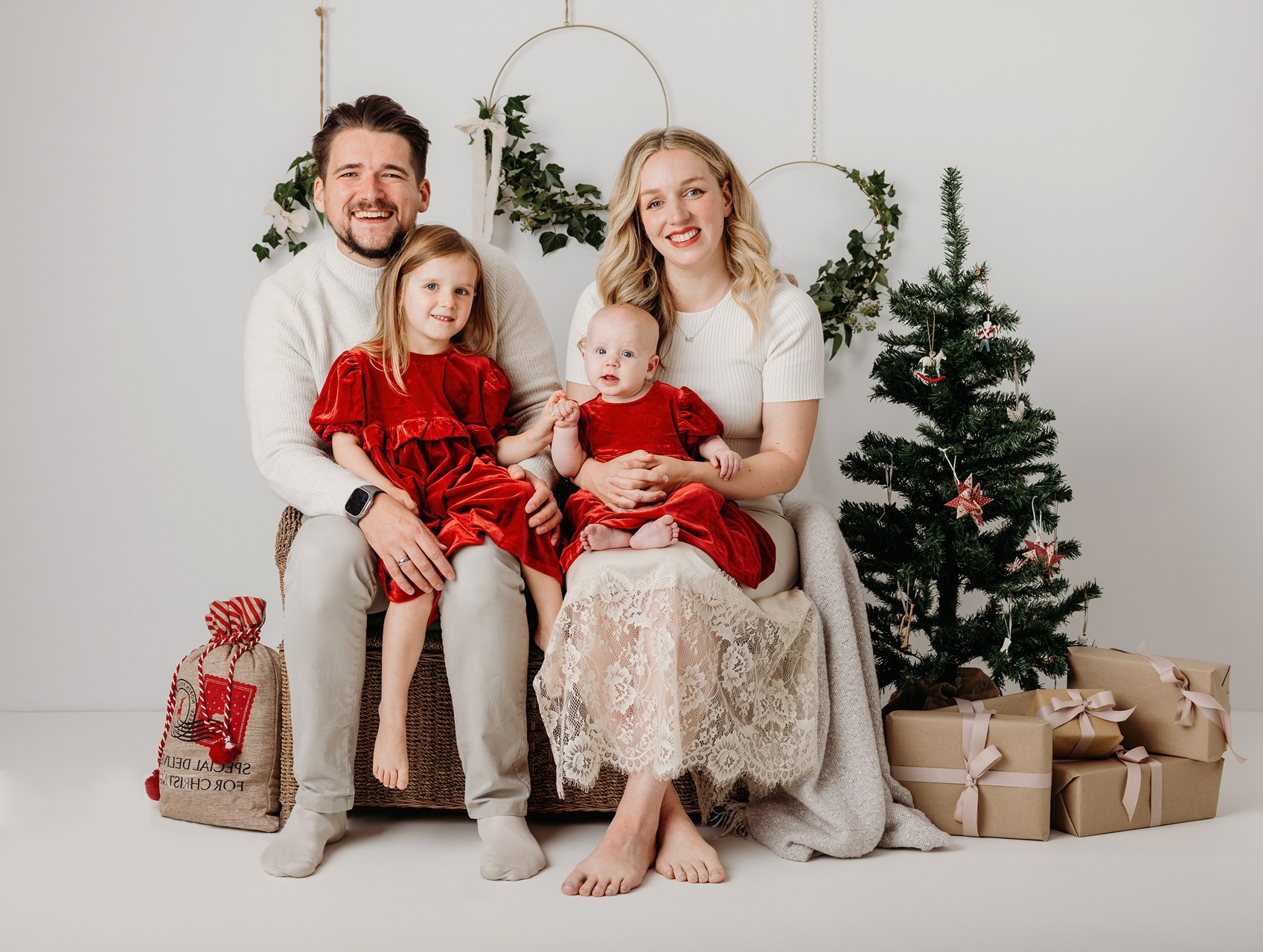 Новогодняя семейная фотосессия в Москве дома. Фотосессия в студии в Москве от профессионального фотографа услуги по доступным ценам