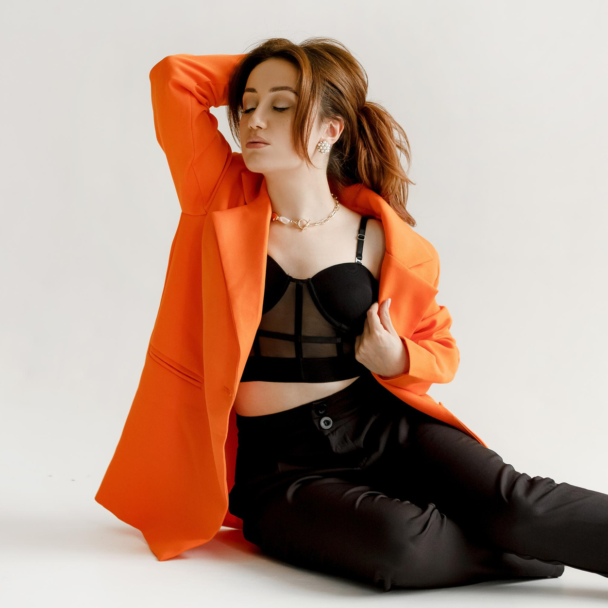 Контакты. Фотограф Эмма Хатламаджиян