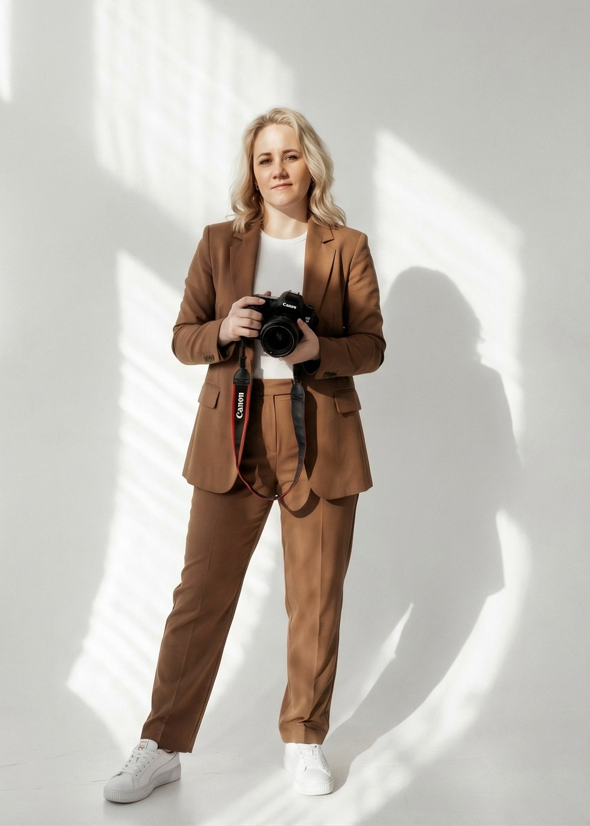 Один из лучших фотографов в Красноярске с огромным опытом работы - это безусловно Полина Бамбиза. Ее талант и профессионализм превращают каждую фотосессию в незабываемое событие.Полина специализируется на семейной съемке, и его портфолио доказывает, что он идеально захватывает теплые моменты и эмоции. Вы можете доверить ей создание удивительных семейных портретов, которые запечатают моменты счастья и любви.Особенно впечатляющими являются фотосессии в фотостудии. Полина умело использует свет и композицию, чтобы создать красивые и элегантные образы. Вы убедитесь, что работа с ним - это настоящее искусство. Если вы ищете фотографа в Красноярске, специализирующегося на семейной фотографии и фотосессиях в фотостудии, обратитесь к Полине Бамбиза - он сделает вашу фотосессию незабываемой и стильной.