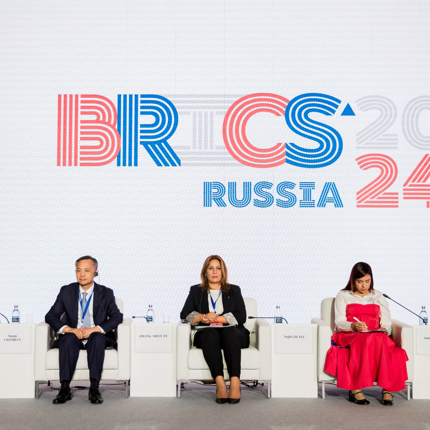 Деловое портретное фото фотография сотрудника в костюме в студии мужчина