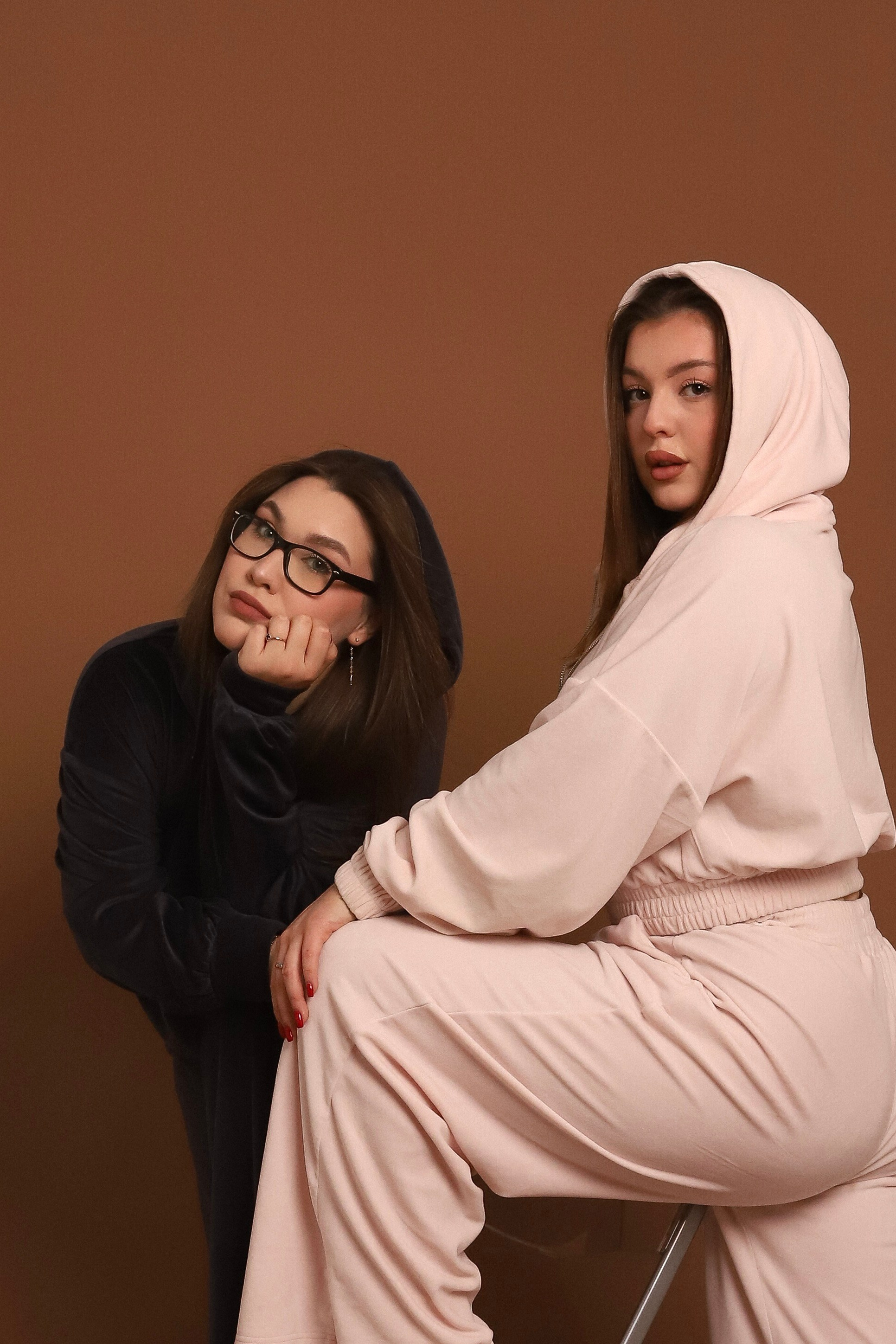 Коричневый фон. Снимочная — фотостудия без фотографа