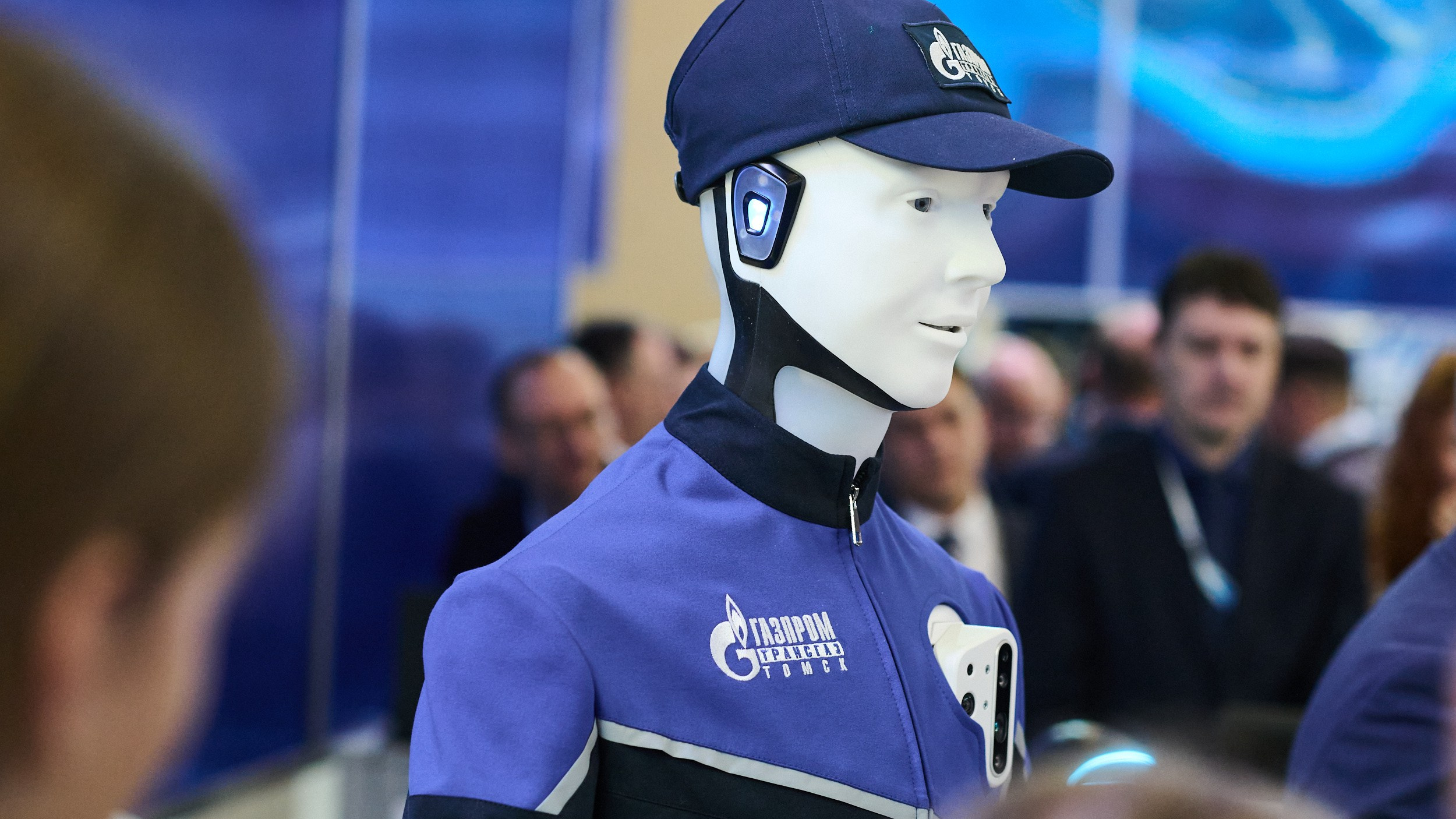 Крупный план робота на выставочном стенде Петербургского международного газового форума 2025 в Экспофоруме