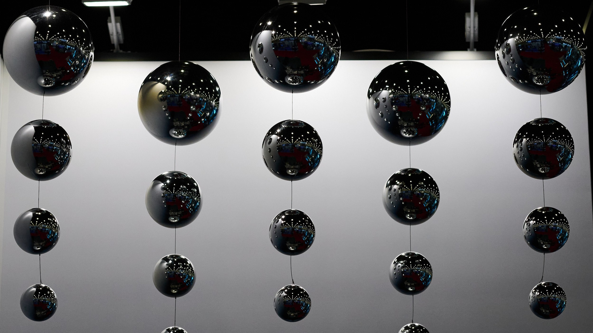 Инсталляция в виде чёрных икринок на стенде Nautic Rus. Seafood Expo Russia 2025, Экспофорум, Санкт‑Петербург.