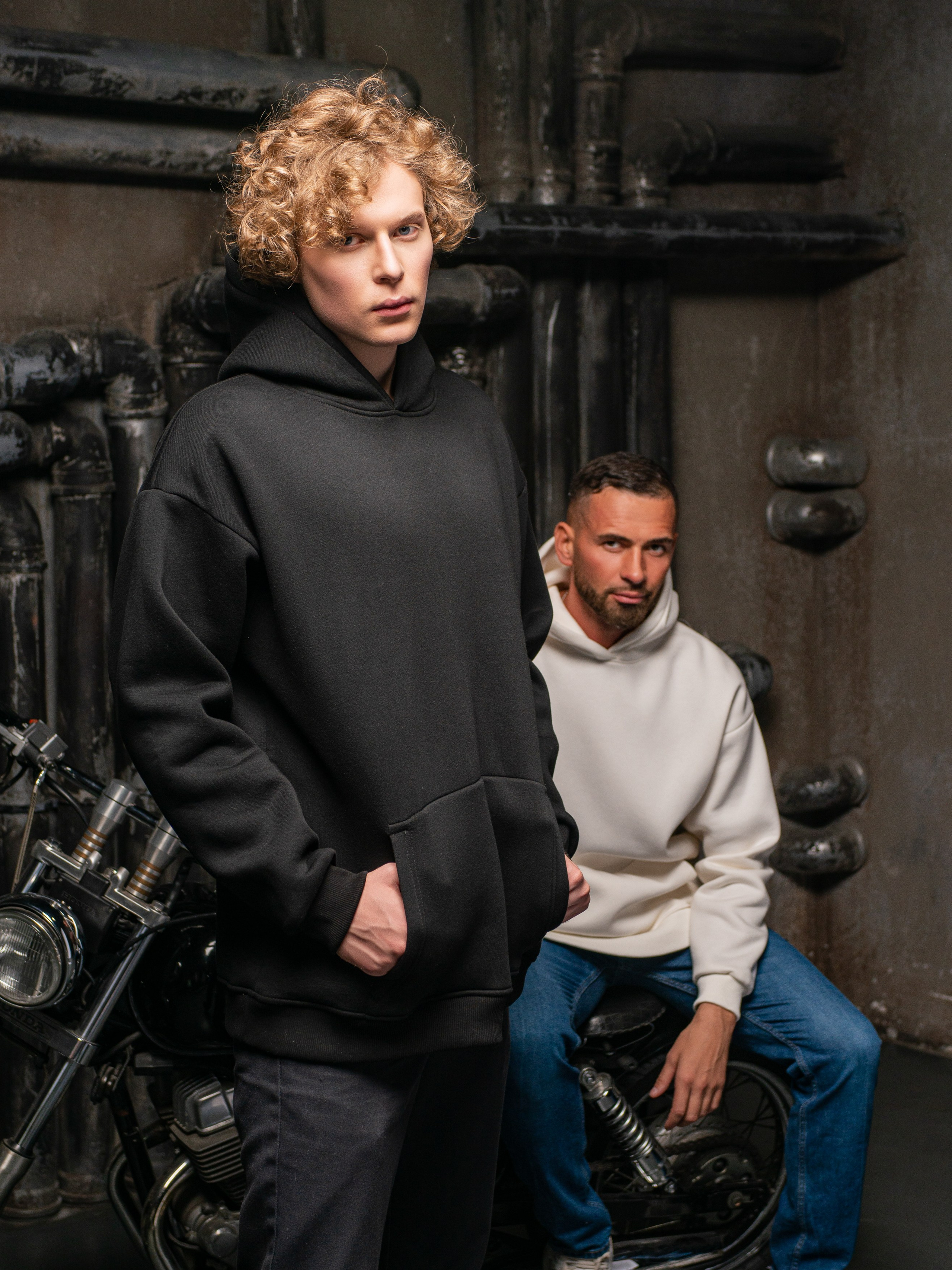 Креативная фэшн-съемка, использующая уникальные реквизиты для создания интересных композиций.