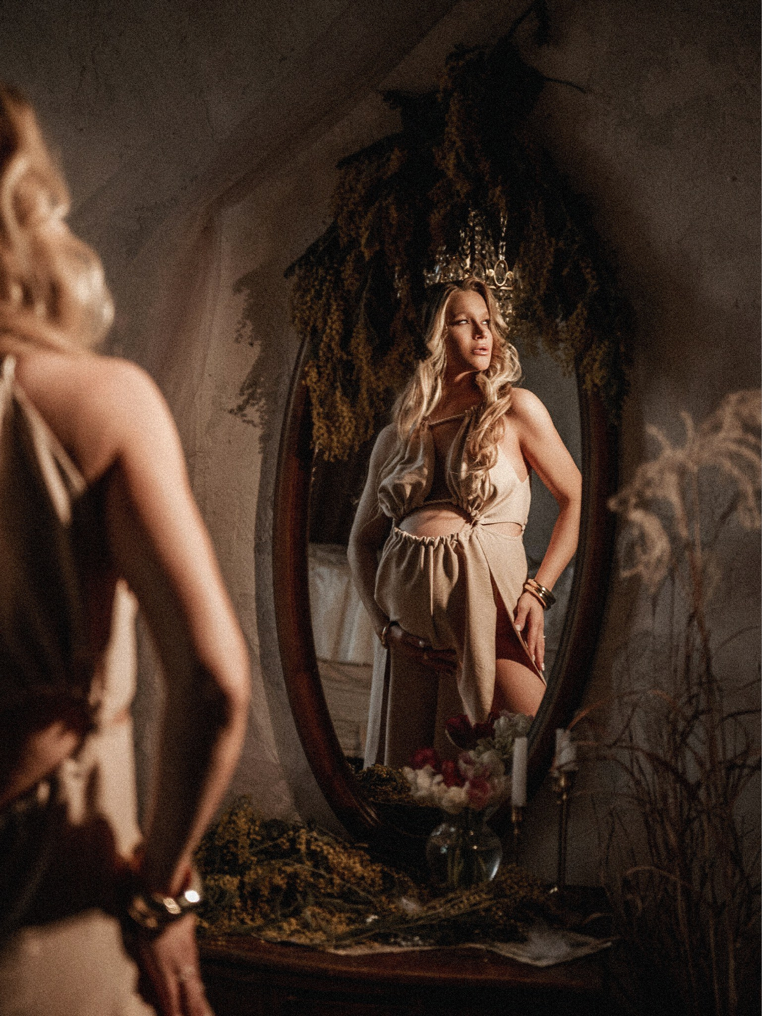 Портрет беременной женщины в черном платье на фоне УЗИ — стильная фотосессия