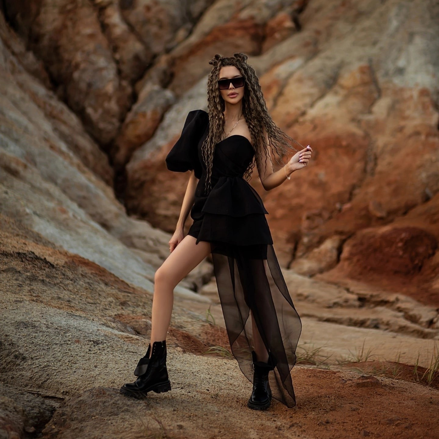 Девушка с черной лошадью