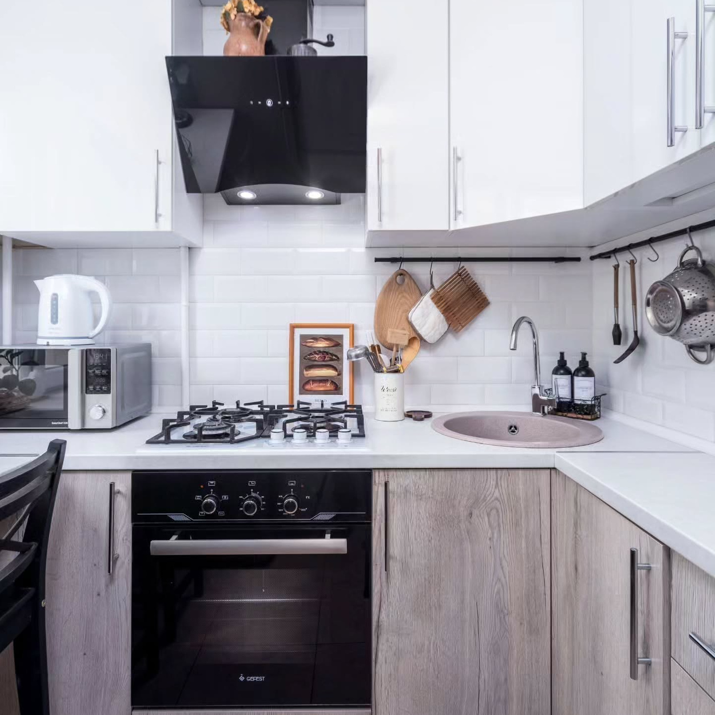 Фото интерьера светлой кухни в хрущевке