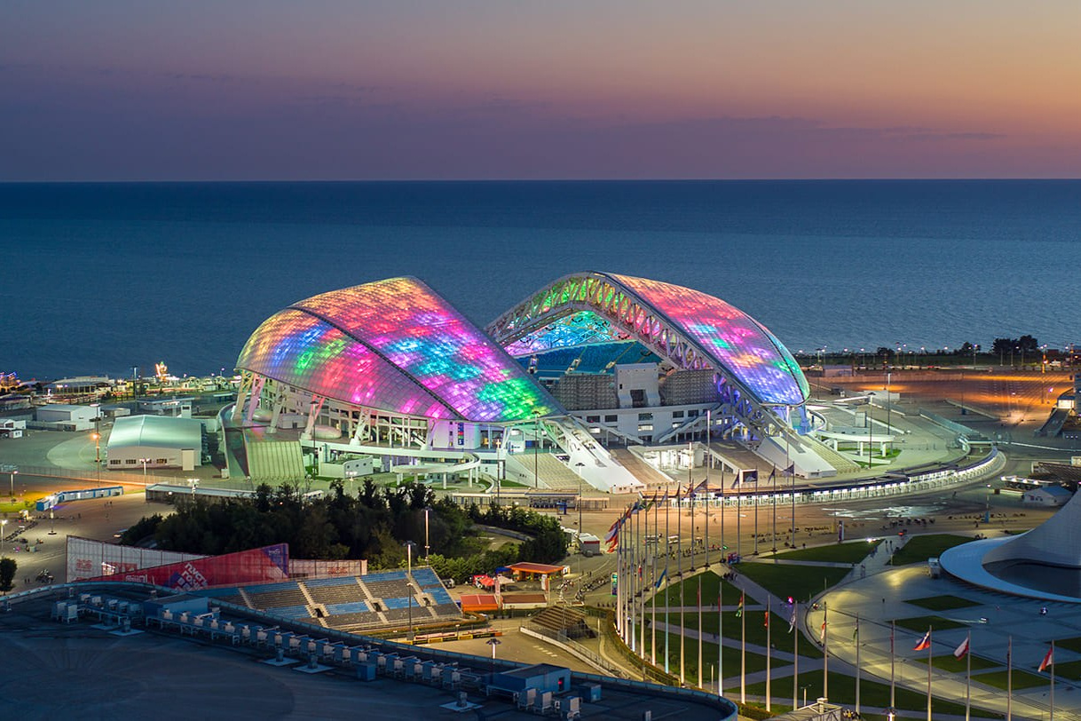 Кадр олимпийского объекта "Фишт" на закате