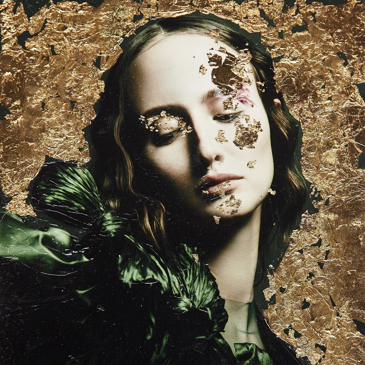 съёмка с дым машиной и цветным светом