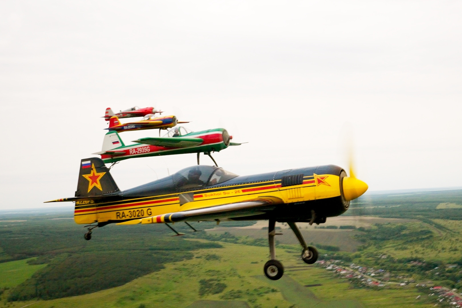 Репортажная аэросъемка высокого качества летящих самолетов во время авиашоу в г. Пенза