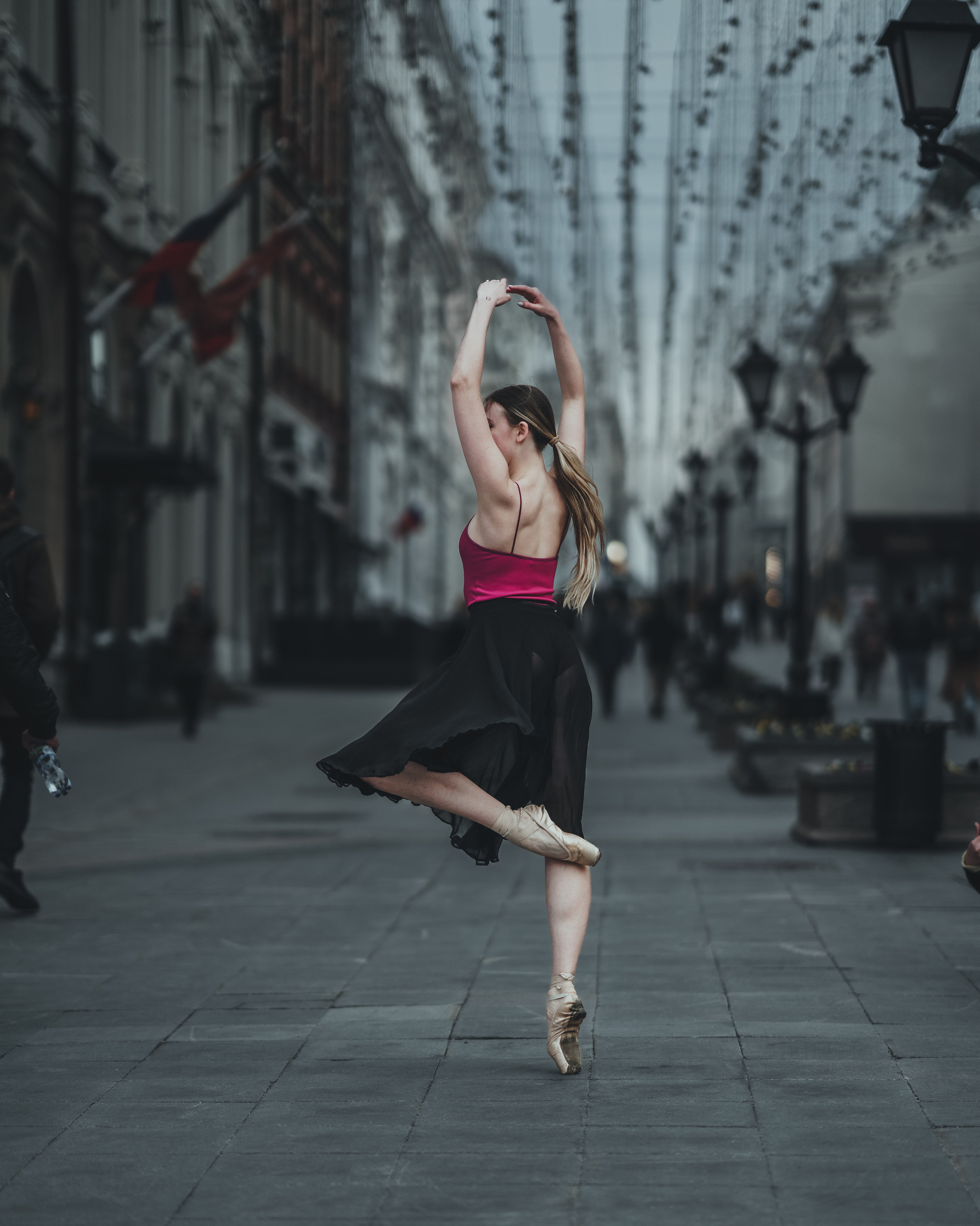 Балерина танцует в центре Москвы возле ЦУМа и Большого Театра