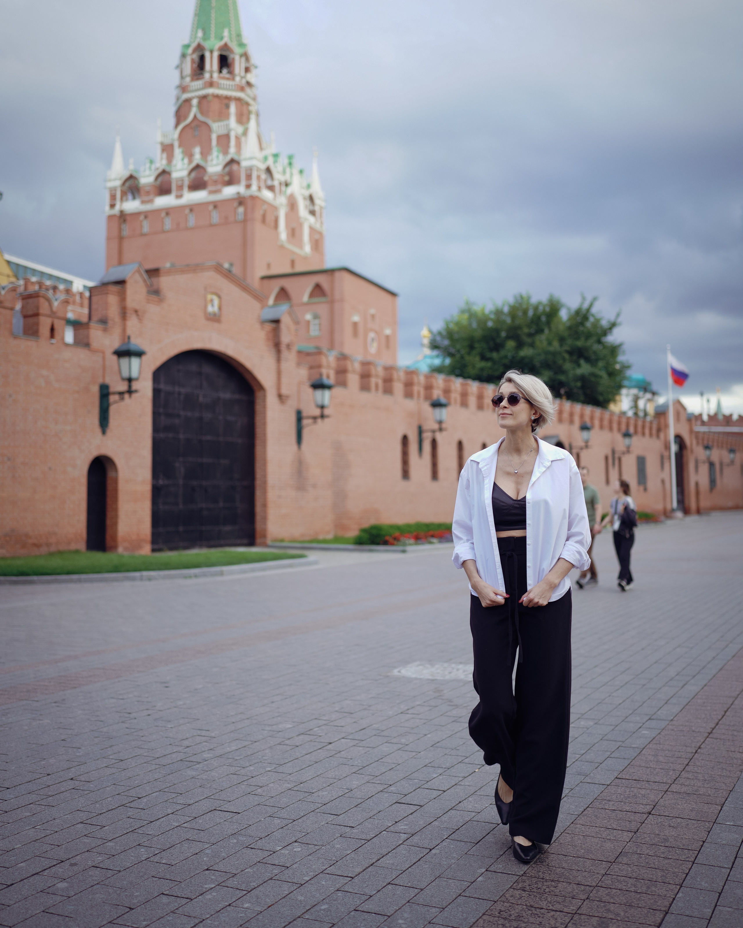 Девушка переходит дорогу по пешеходному переходу в Москве. Оборачиваясь назад