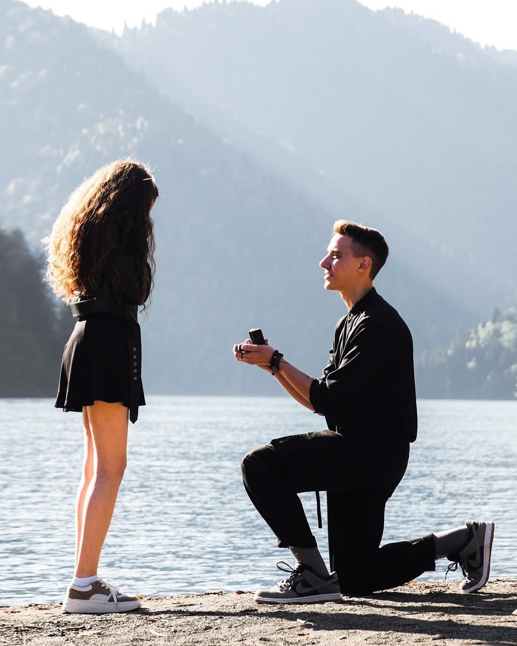 предложение руки и сердца на озере рица 