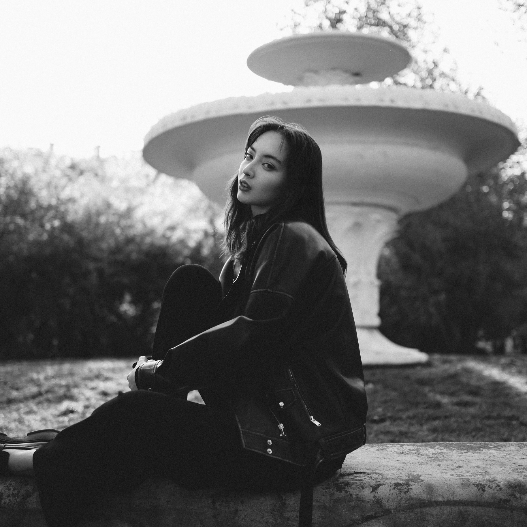 Фотограф Анастасия Галина — Прогулочная фотосессия в парке — модель на фоне фонтана.