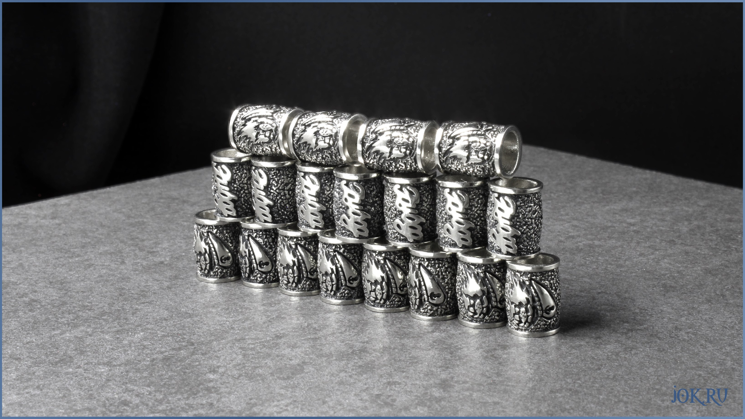 Корпоративная бижутерия для сотрудников шармы и браслеты с логотипом и символической датой. Подарочные украшения с брендированием для бизнеса в Joker-Studio