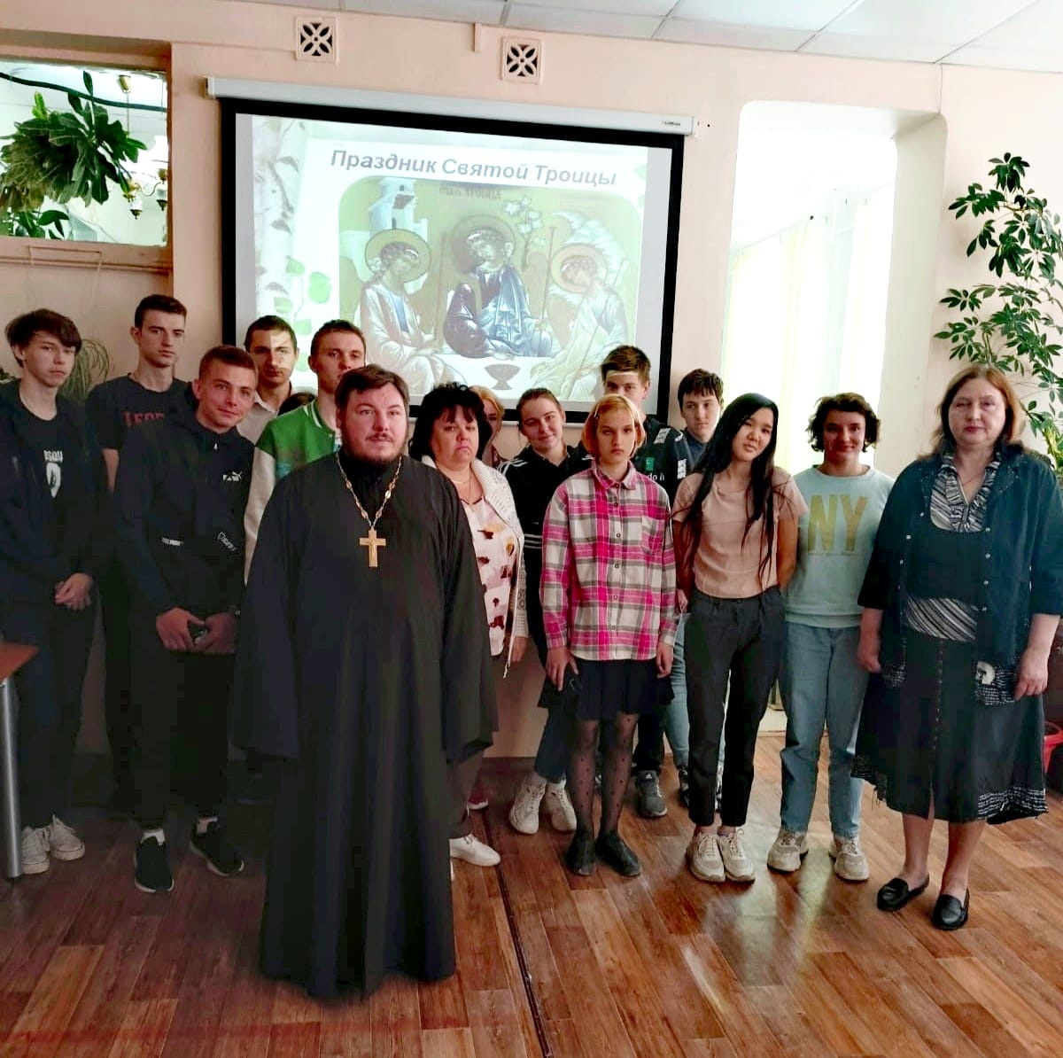 Священник рассказал студентам о празднике Троицы. Северное благочиние Саратовской епархии