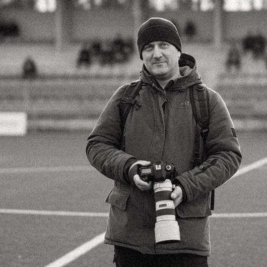 Фотограф Андрей Жильцов на футбольном стадионе осень 2025