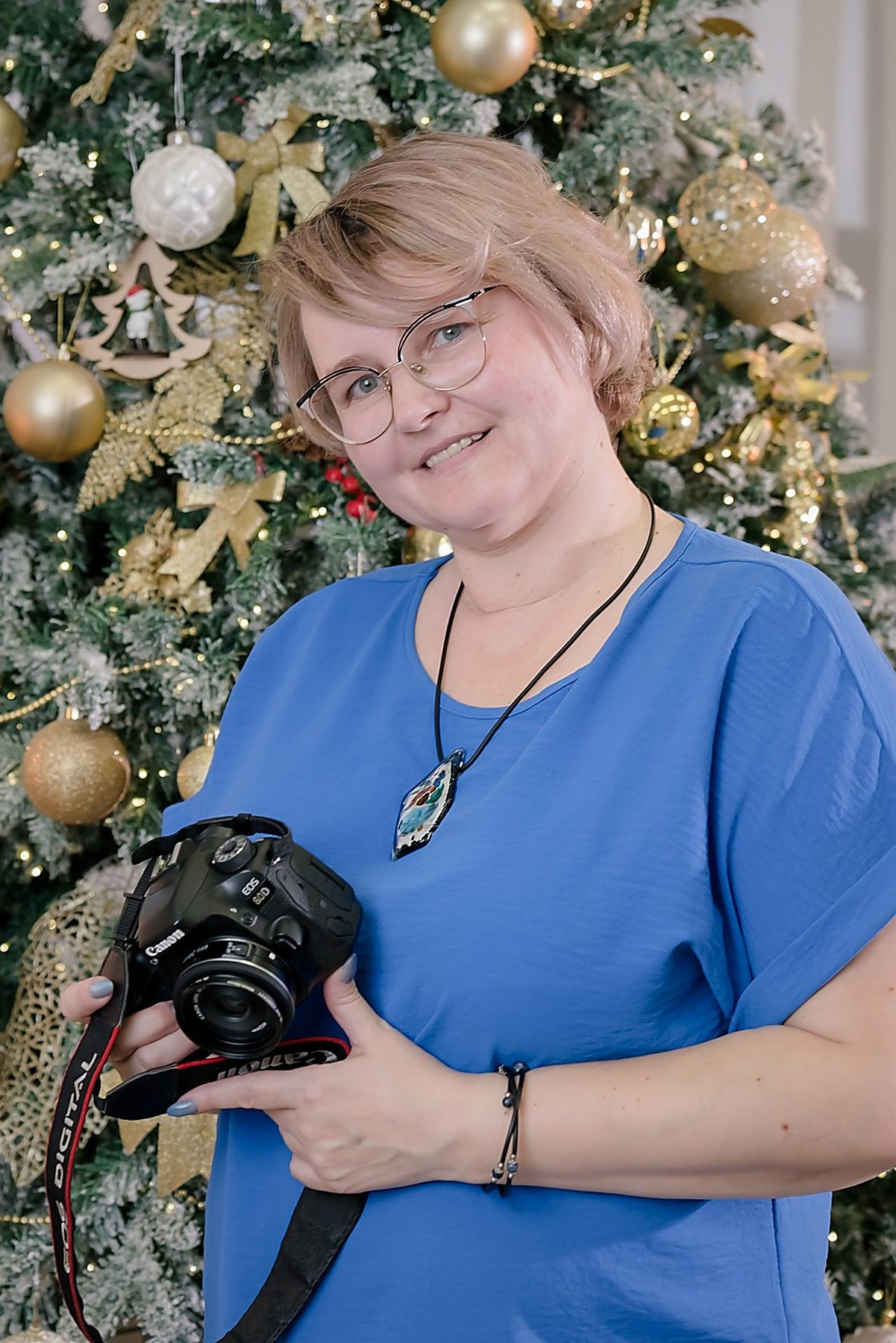 Портрет фотографа Карасёвой Елены с профессиональной камерой на природе — семейный и детский фотограф, Москва