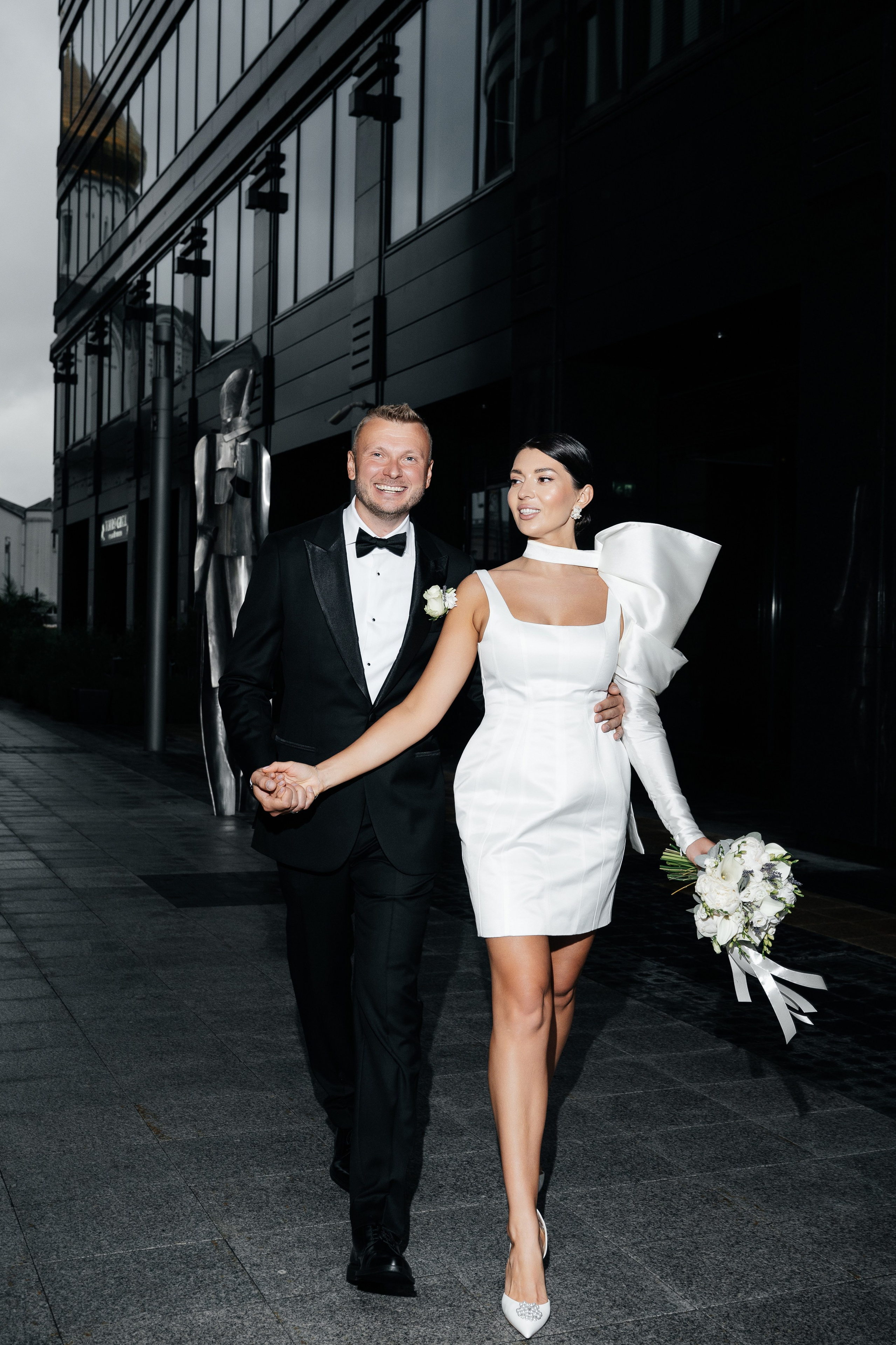 Молодожены идут взявшись за руки на фоне заката в национальном парке.