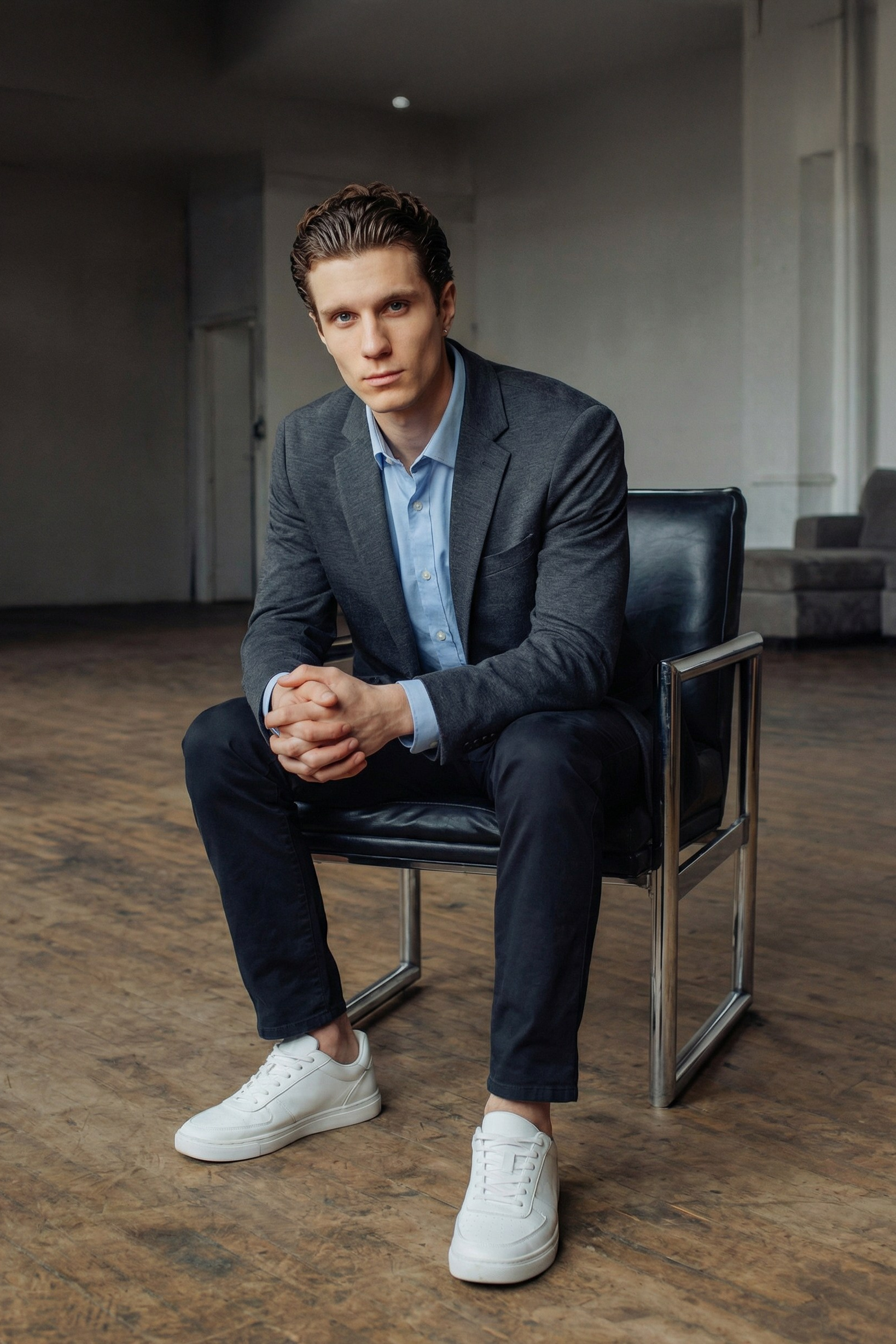 Мужской портрет в лофт-студии. Съемка в индустриальном стиле для бренда или персонального стиля.