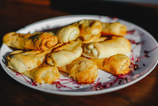 Горячая закуска для свадебного банкета Киш со слабосоленой семгой