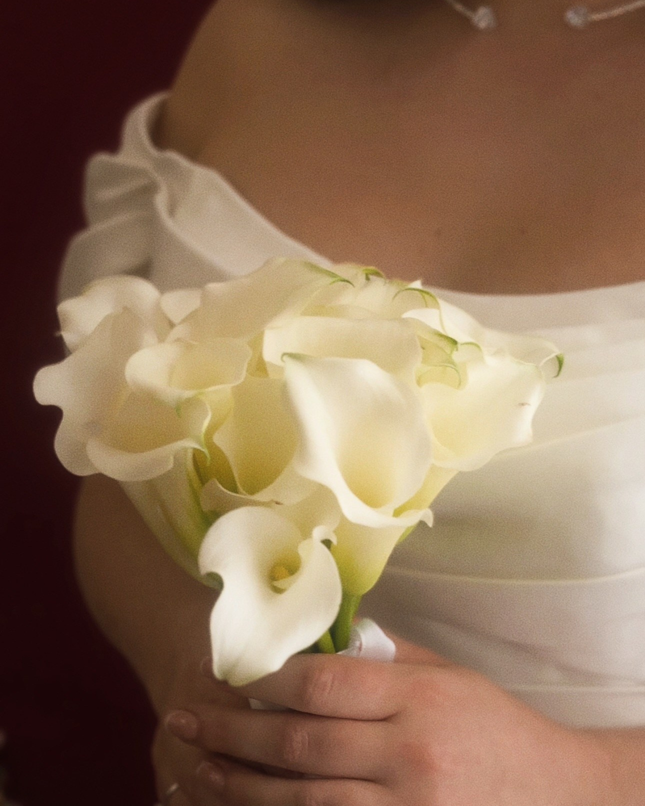 Свадебная мобильная видеосъемка в Москве. Невеста держит в руках букет.