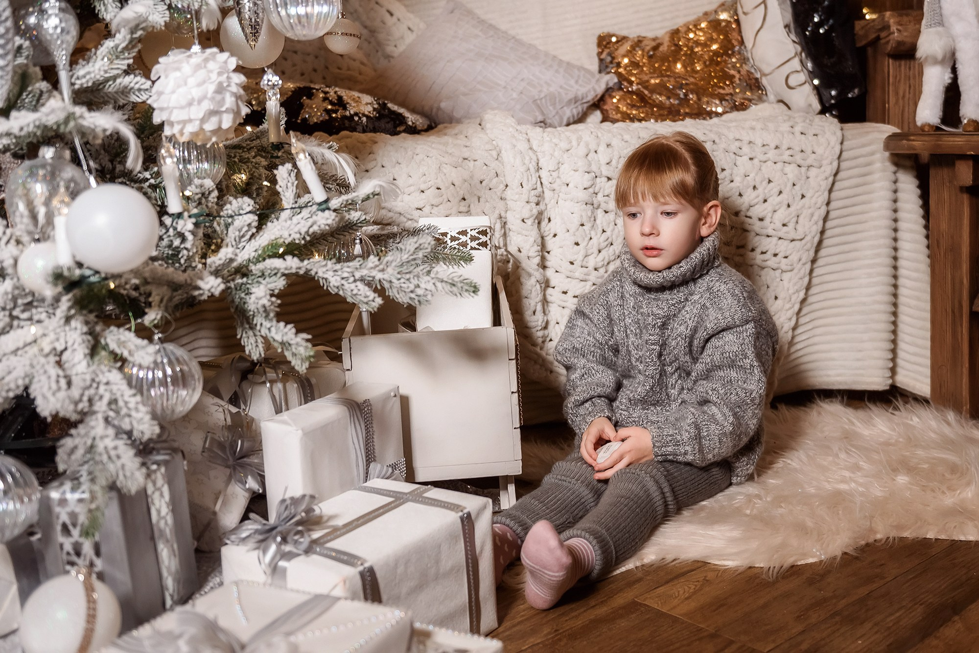 Новогодняя фотосессия ребенка у елки