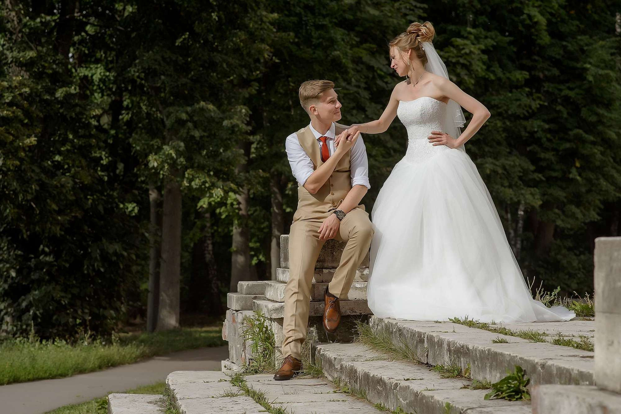 Жених целует невесту руку. Свадебный фотограф Сергей Гаварос. Свадебная фотосъемка в Москве