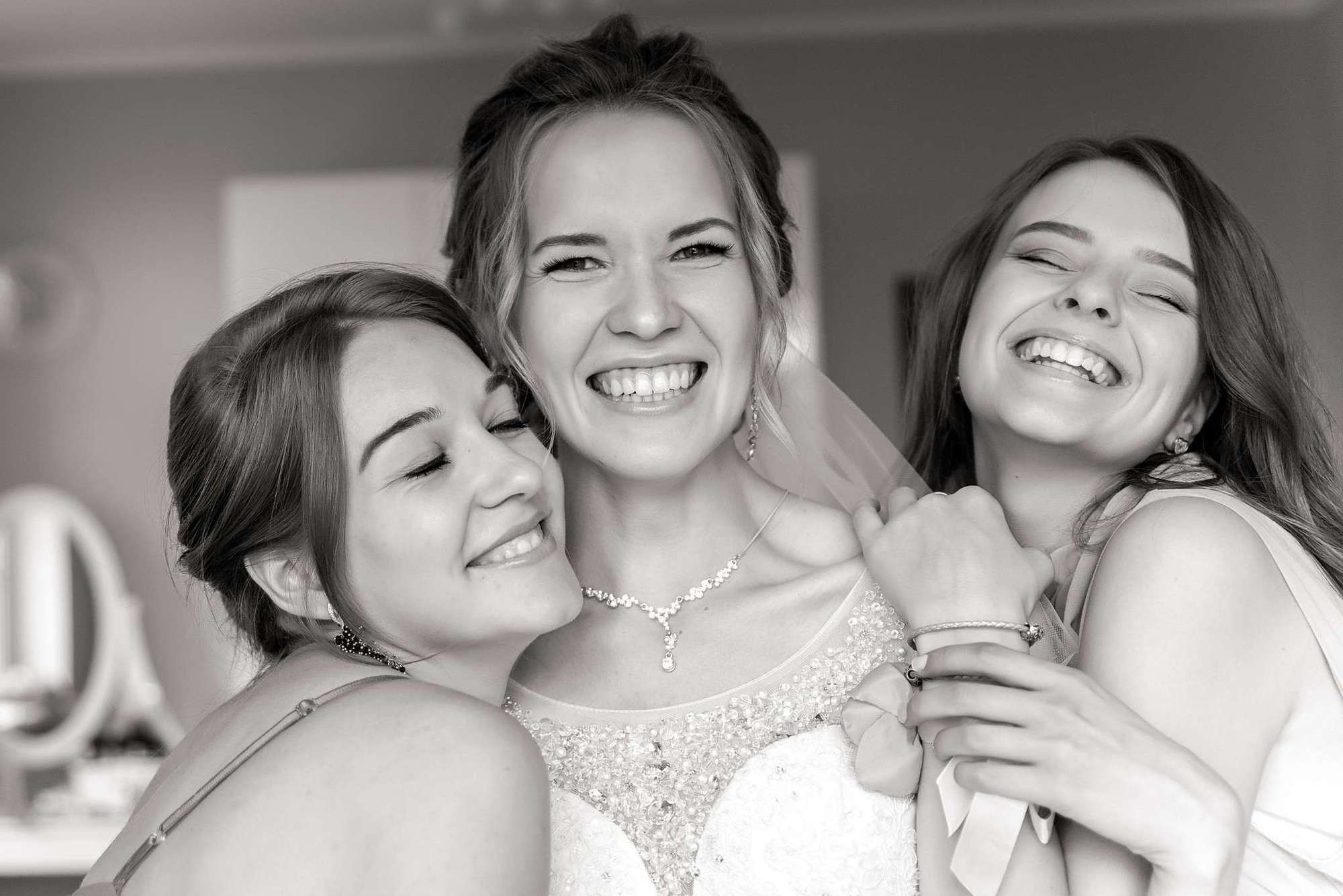 Невеста с подругами. Свадебный фотограф Сергей Гаварос. Свадебная фотосъемка в Москве