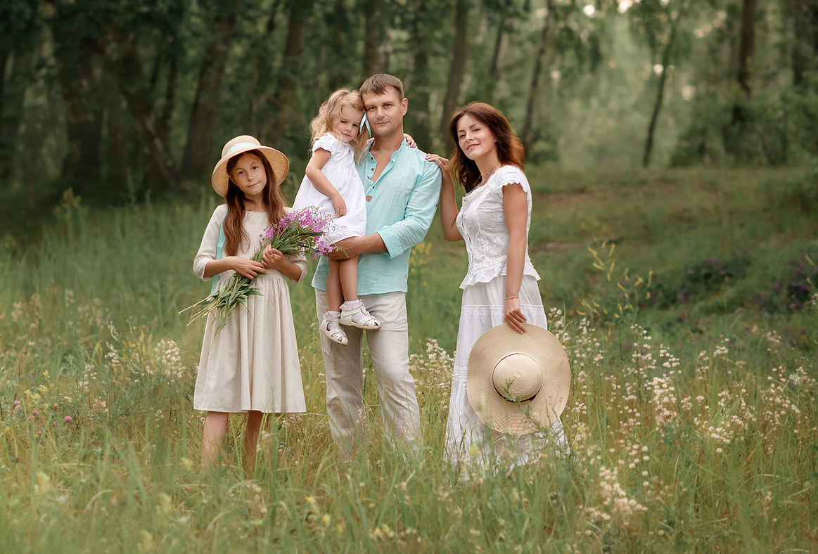 Семейный портрет на природе в Красноярске. Профессиональные фотосессии в Красноярске.