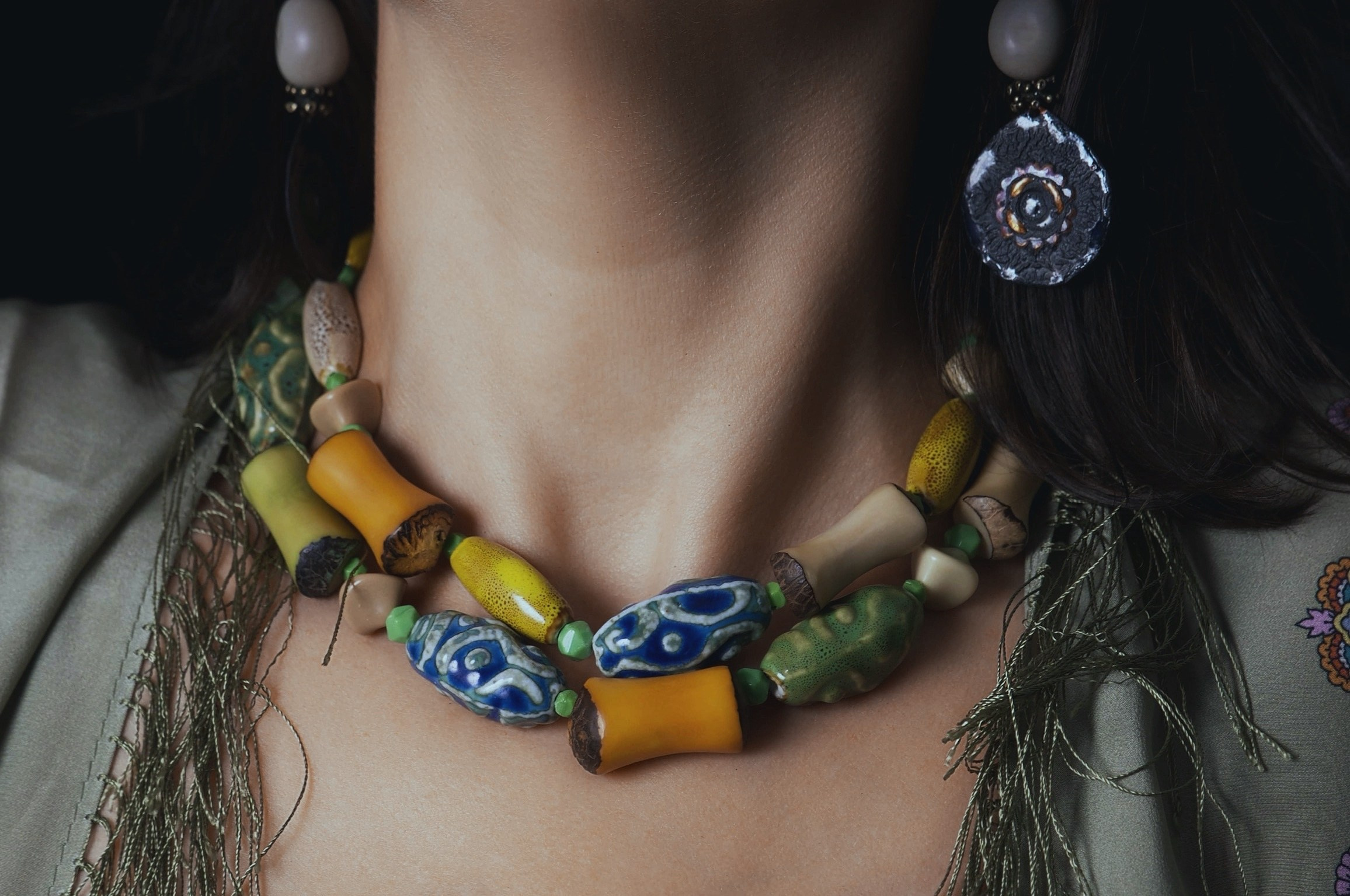 Украшения с керамикой Eugenika Jewels на человеке при естественном освещении