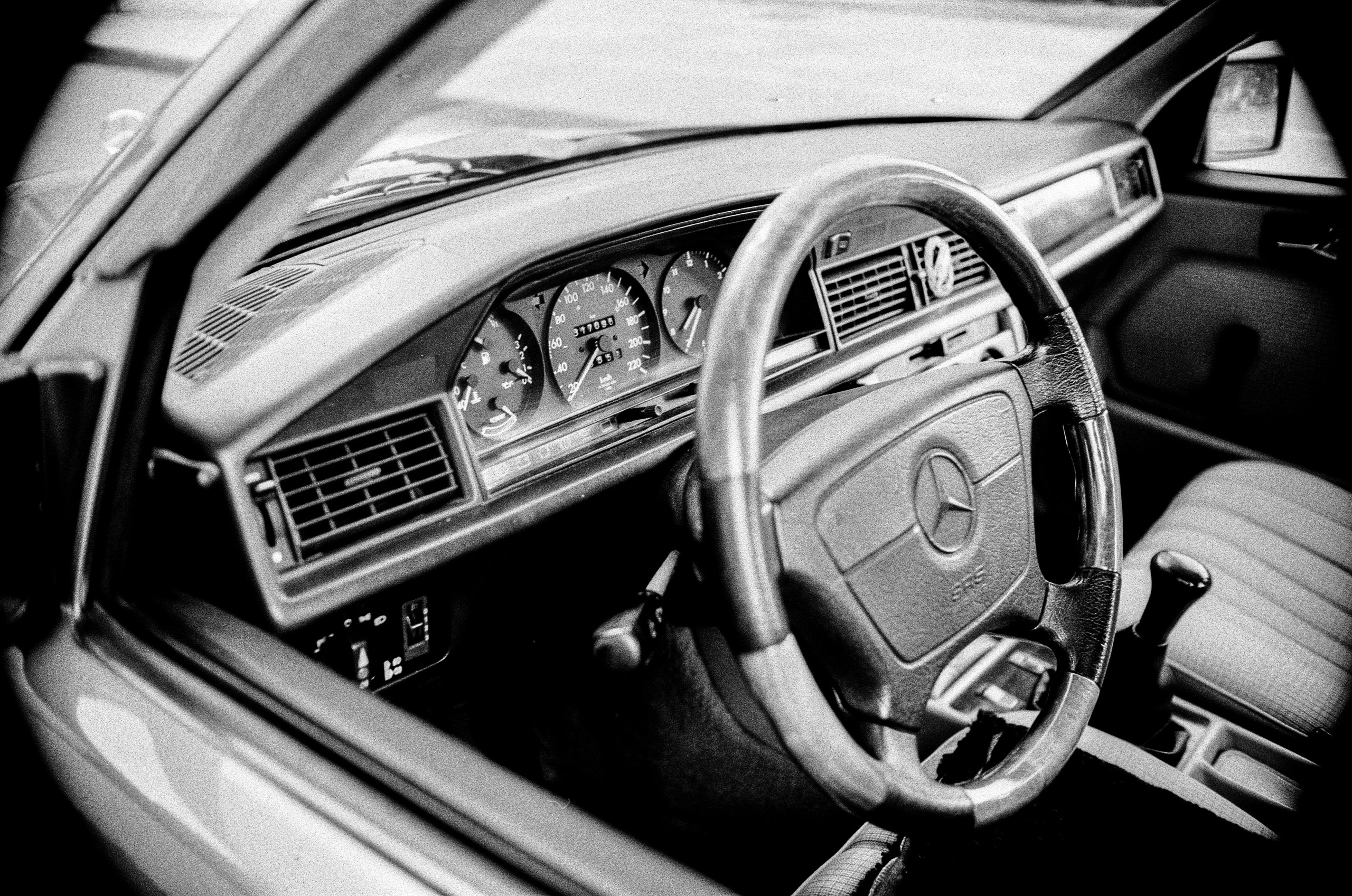 Mercedes w201 на улицах города для фотосъемки. Жуков Илья  свадебный фотограф в Москве