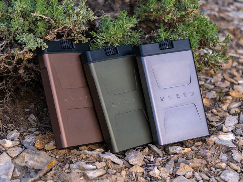 Футляр для карт памяти в форме пластины с выдвижным лотком. Фотограф — видеограф в Москве Дмитрий Менделеев