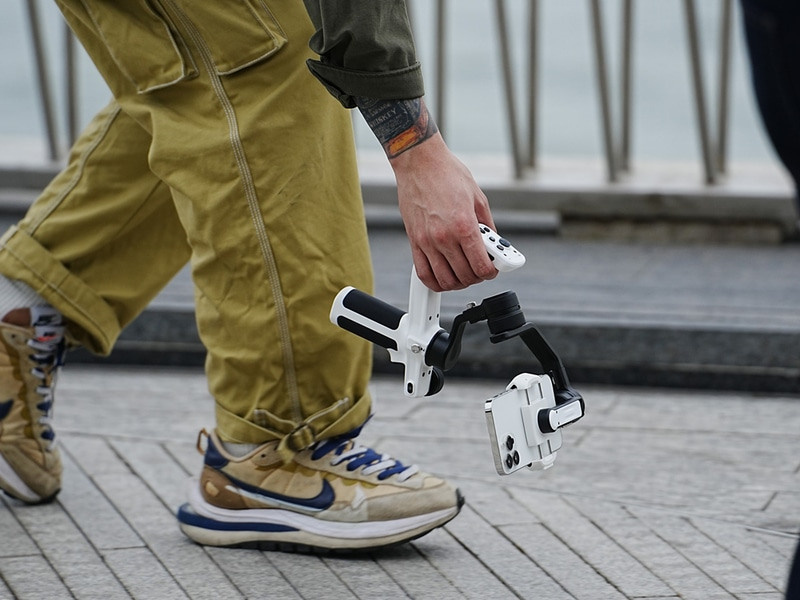 FeiyuTech подвес для смартфона «SCORP-Mini P» с двумя ручками. Фотограф — видеограф в Москве Дмитрий Менделеев