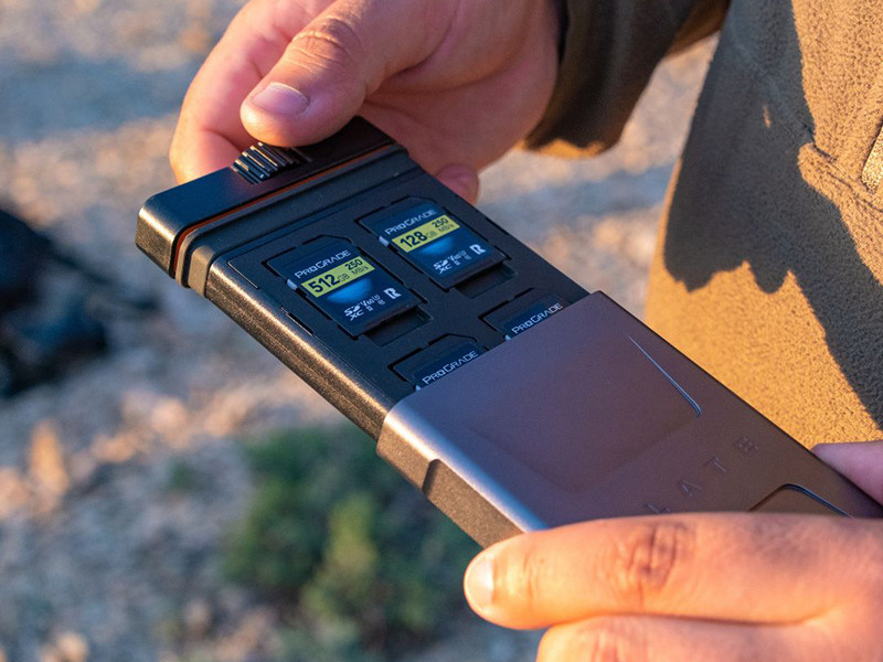 Футляр для карт памяти в форме пластины с выдвижным лотком. Фотограф — видеограф в Москве Дмитрий Менделеев