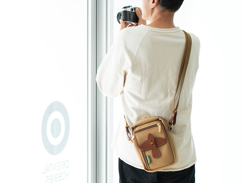 Компания Oriental Hobby выпустила дорожную сумку Billingham в Японии. Фотограф — видеограф в Москве Дмитрий Менделеев