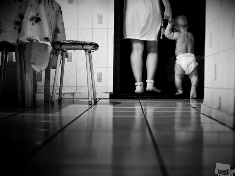 черно-белая фотография про малыша и маму стала победителем в конкурсе The Best of Russia в номинации события, повседневная жизнь