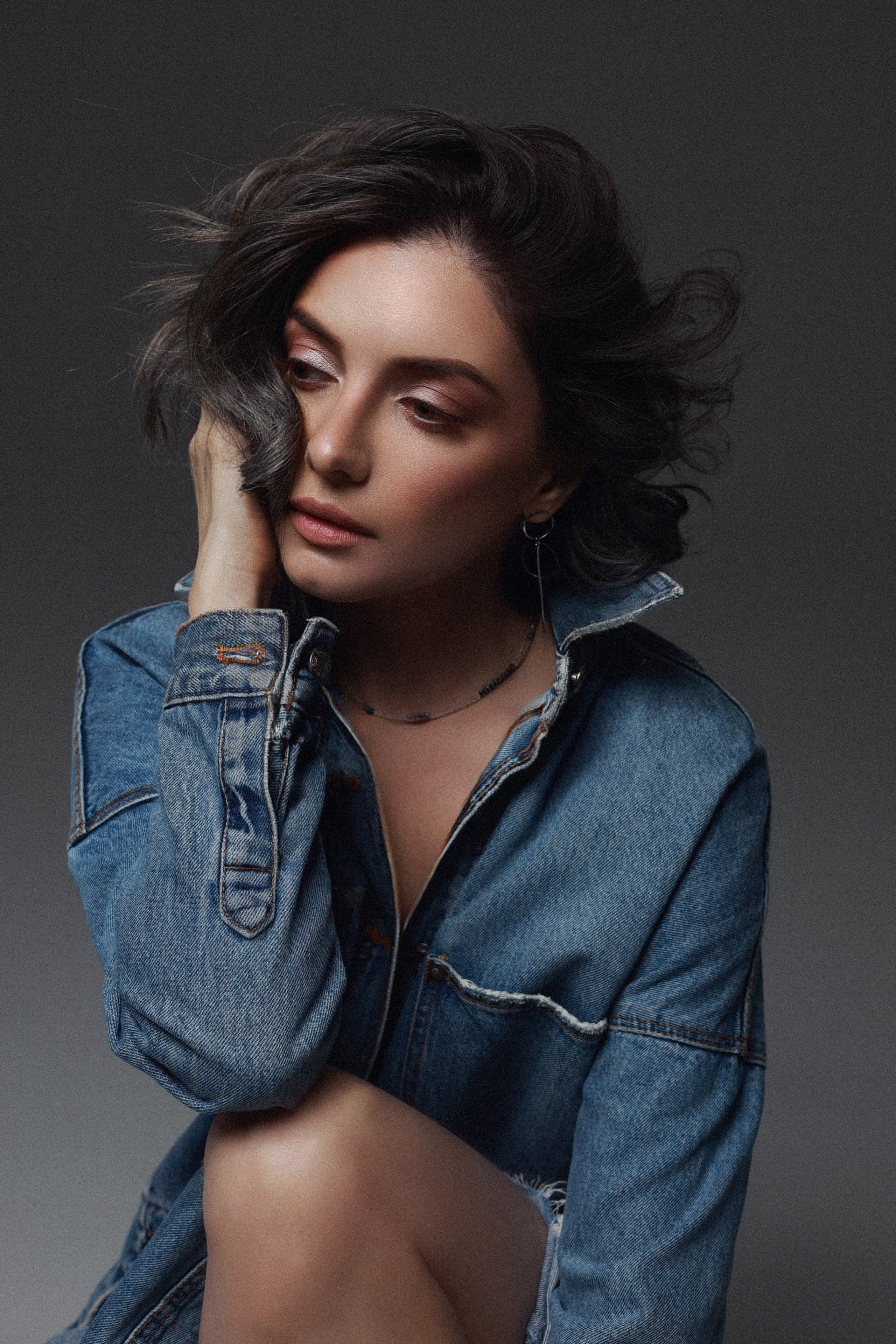 девушка женский портрет фотограф юлия фролова циклорама постоянный свет ростов модель обучение фотографии воркшоп по фотографии фотодень подарочный сертификат чб черное белый портрет 