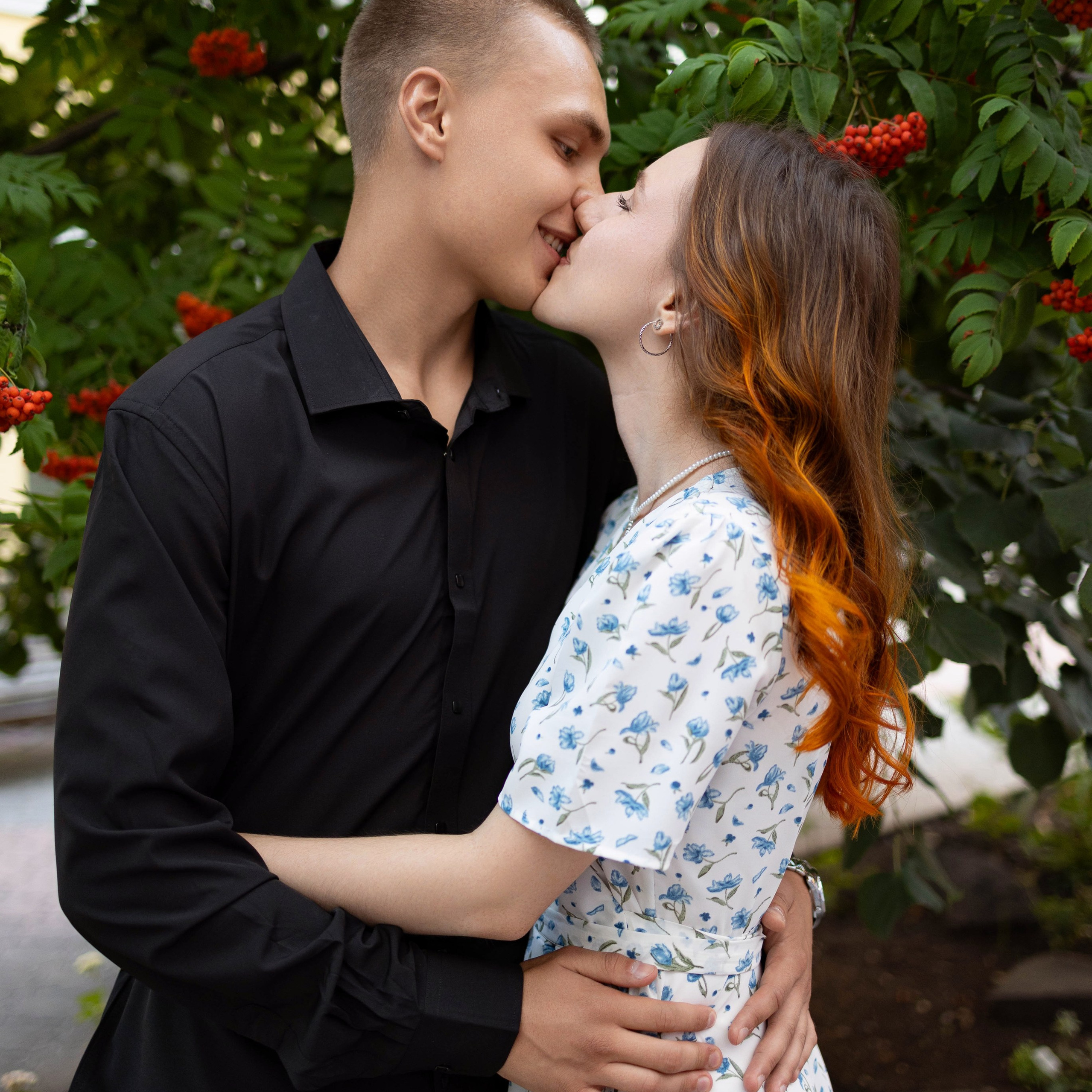 Девушка стоит в платье под деревом