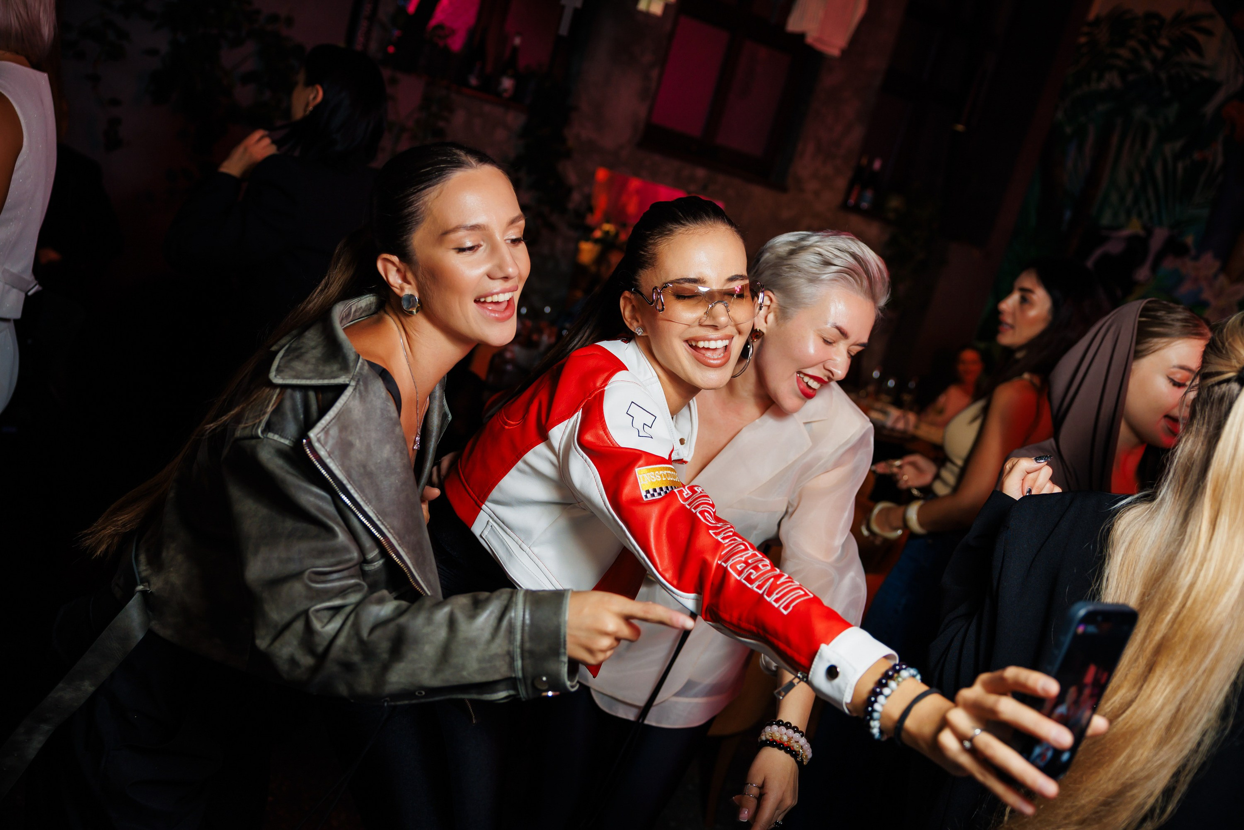 Репортажная фотография в Москве — съёмка вечеринок, закрытых мероприятий, презентаций брендов и корпоративных событий с естественными живыми эмоциями гостей