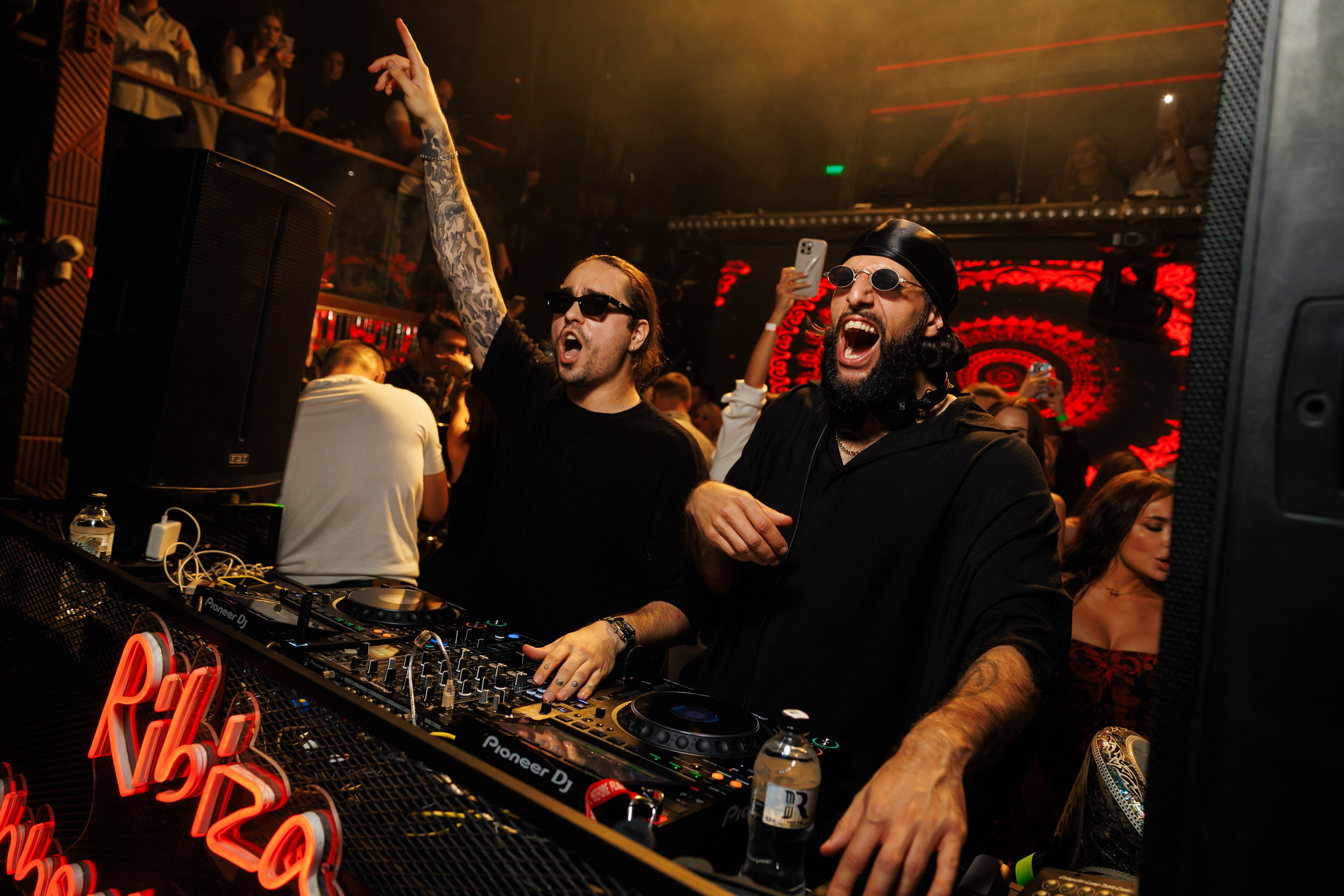 Портретная фотография в Москве — атмосферные мужские и женские портреты в студии и на локациях, мягкий свет, минималистичный современный стиль обработки